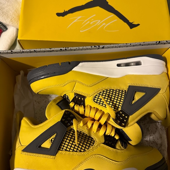 Jordan 4 Retro “Lightning” 2021 - Picture 3 of 3